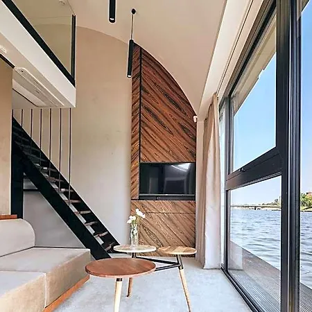 New Port On The River 4*